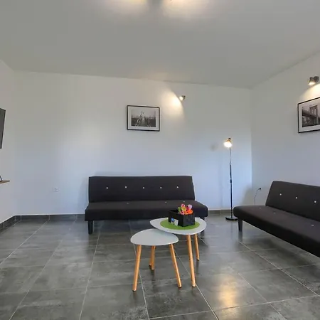 Beautiful Ulika With Private Pool In A Quiet Location * Loborika
